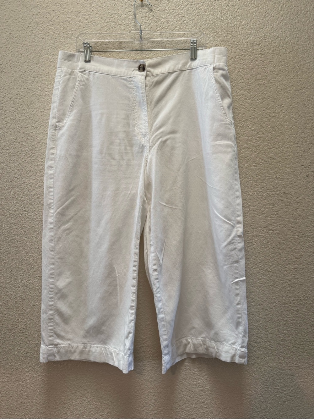 Women’s White Casual capris